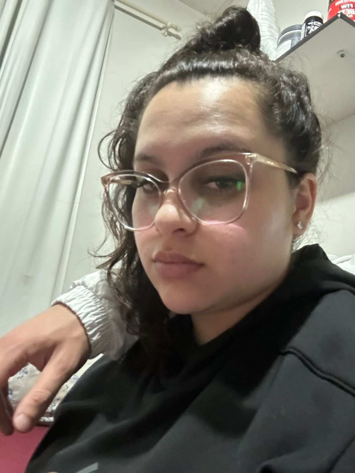 Mesmo nos dias difíceis, quando o estresse parece pesar sobre você e o sorriso se esconde um pouco, meu amor continua aqui — do mesmo jeito, com a mesma intensidade de sempre. Porque amar você não depende de momentos perfeitos, e sim de quem você é em cada detalhe, até nos dias mais nublados.